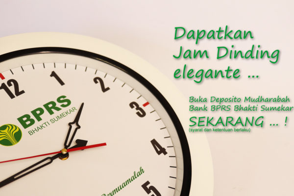 Jam dinding elegante yang menarik dan tepat waktu.